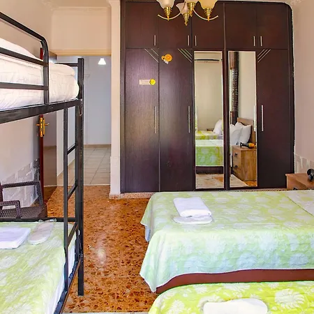 Enter Albergue Cirénia